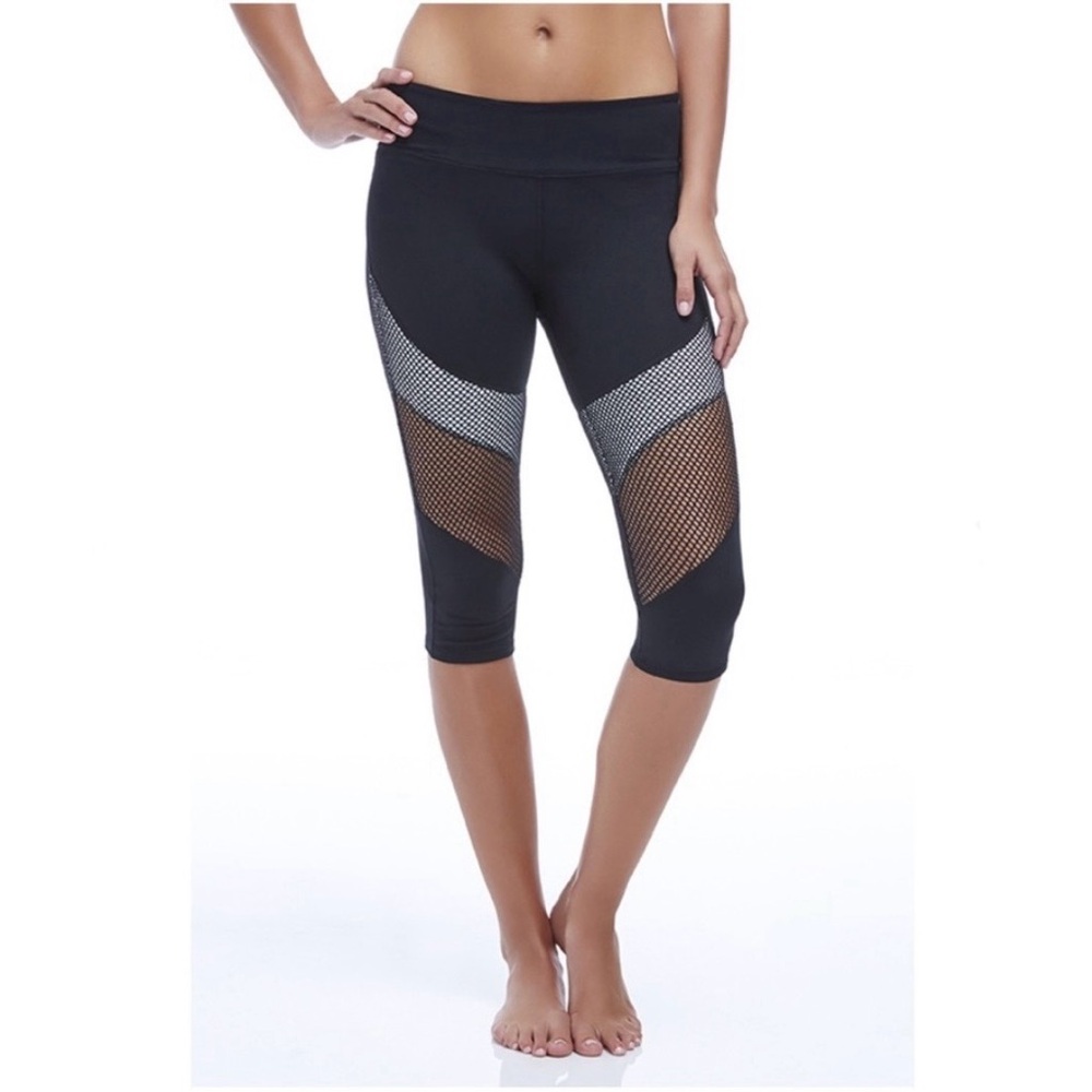 Fabletics 1/2 Length Black & White w Peekaboo Mesh Panels Leggings Like New NWOT